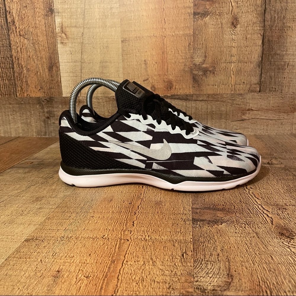 Nike Women in Season Trainer Size 6 Running Shoes